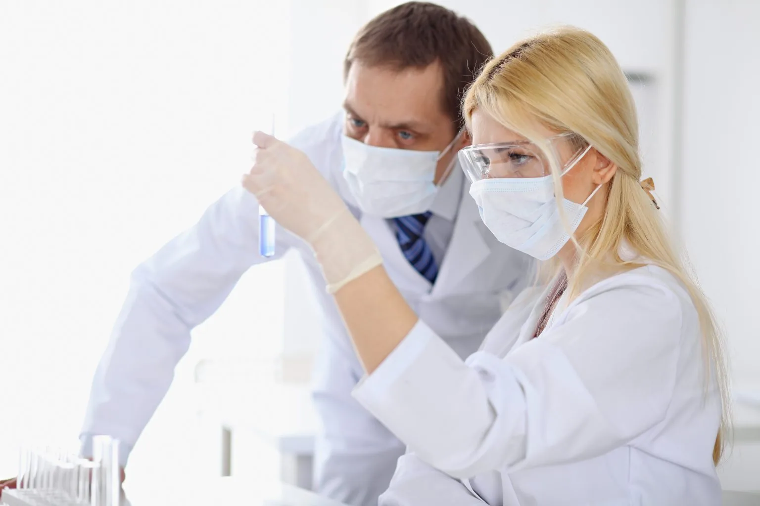Moleküler laboratuvar süreçlerini temsil eden görsel